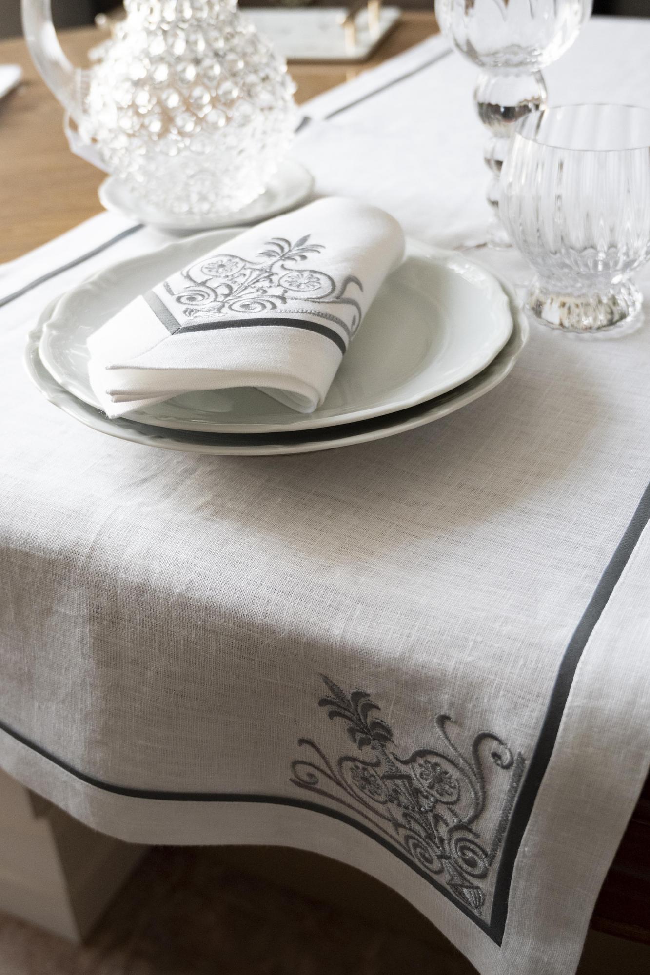 Раннер оттенок Белый с вышивкой Ампир