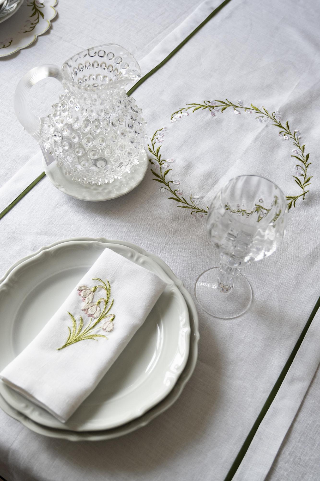 Раннер белый с кантом и вышивкой Подснежники