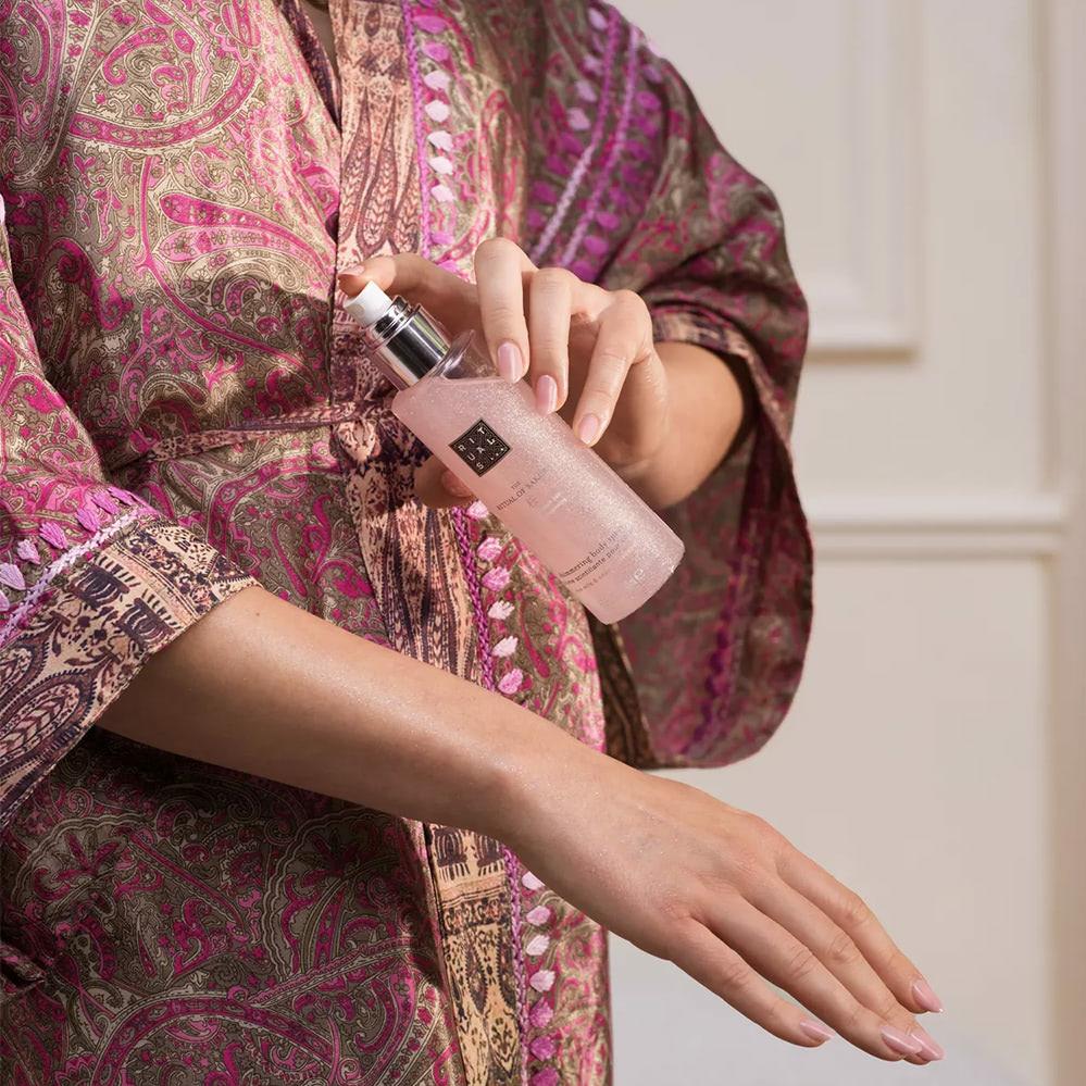 THE RITUAL OF SAKURA Shimmering Body Spray - Спрей для тіла з шиммером