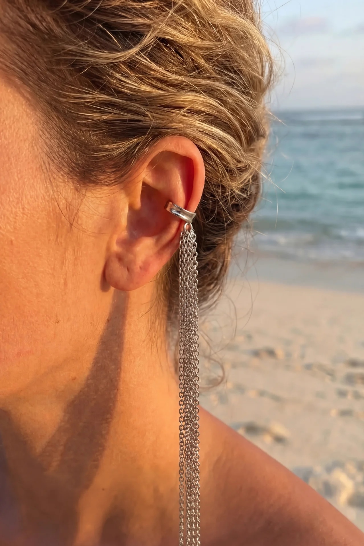 Orecchino cuff Cascata con catene lunghe indossato