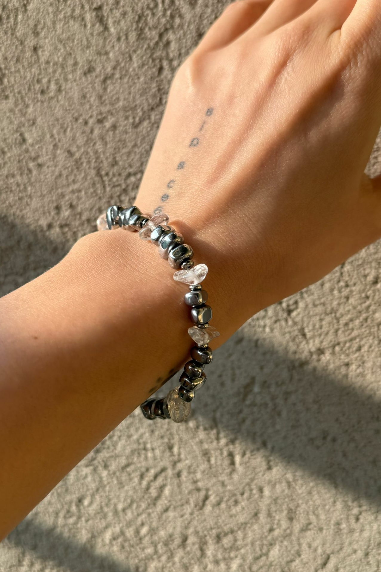 Bracciale Moonline con perle di ematite indossato