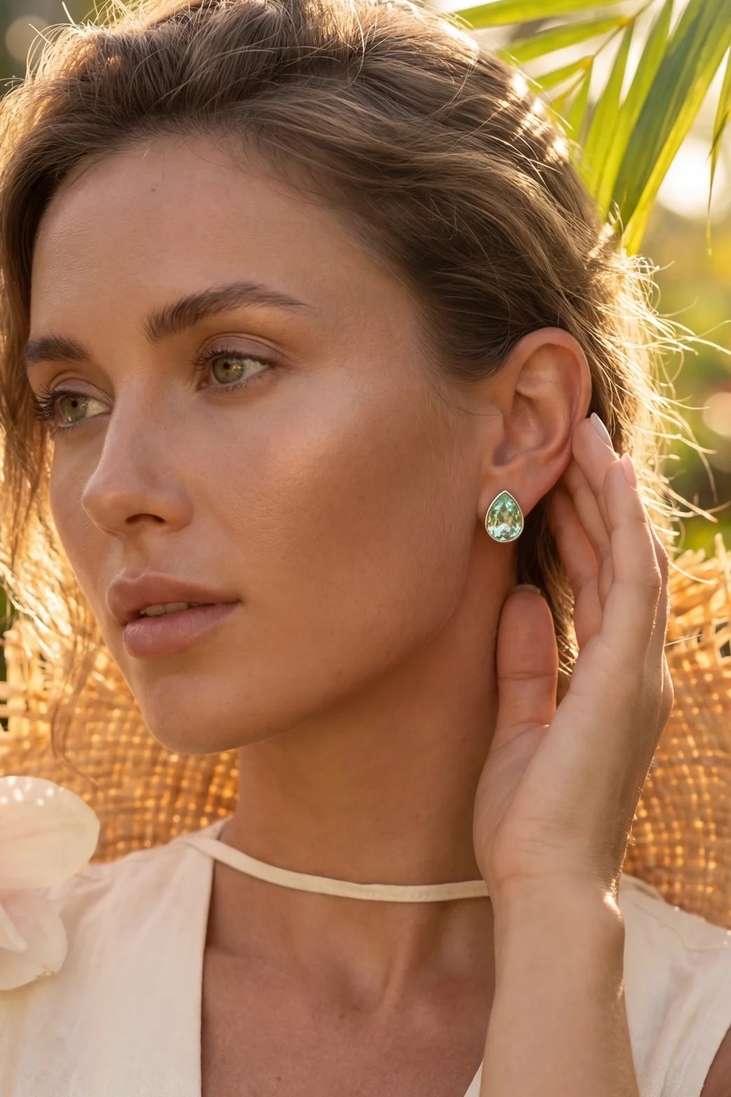 Orecchini Tropical Aura con cristallo Swarovski verde indossati