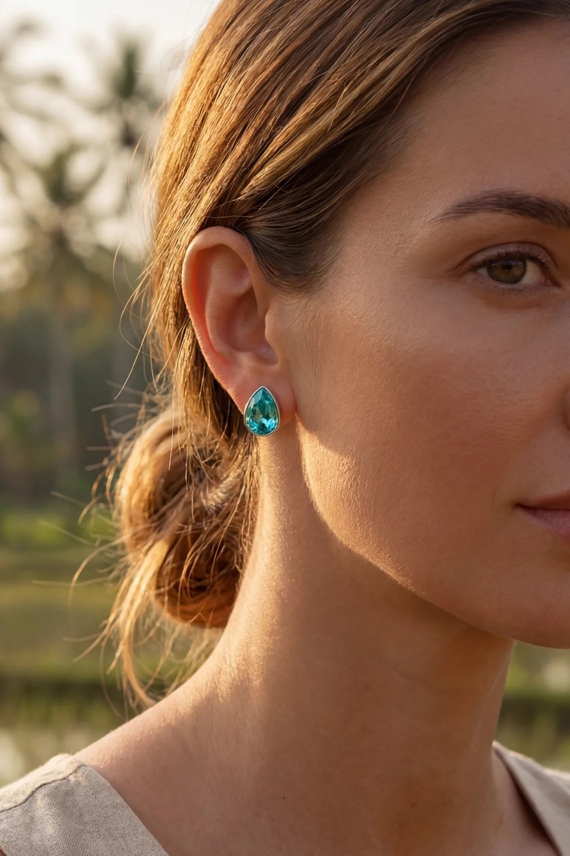 Orecchini Lagoon Aura con cristalli Swarovski indossati