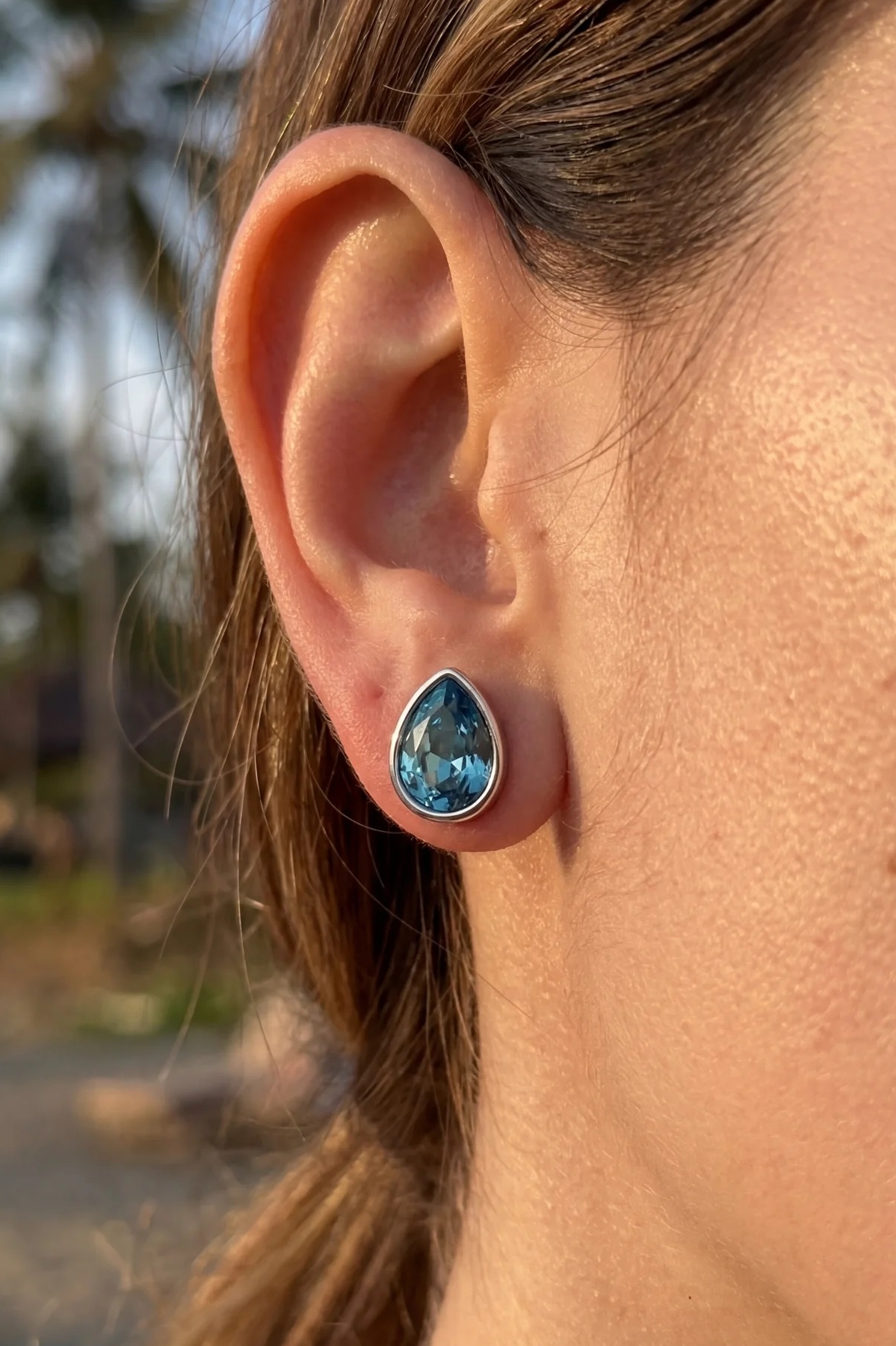 Orecchini Blue Lagoon Aura con cristallo Swarovski azzurro indossati