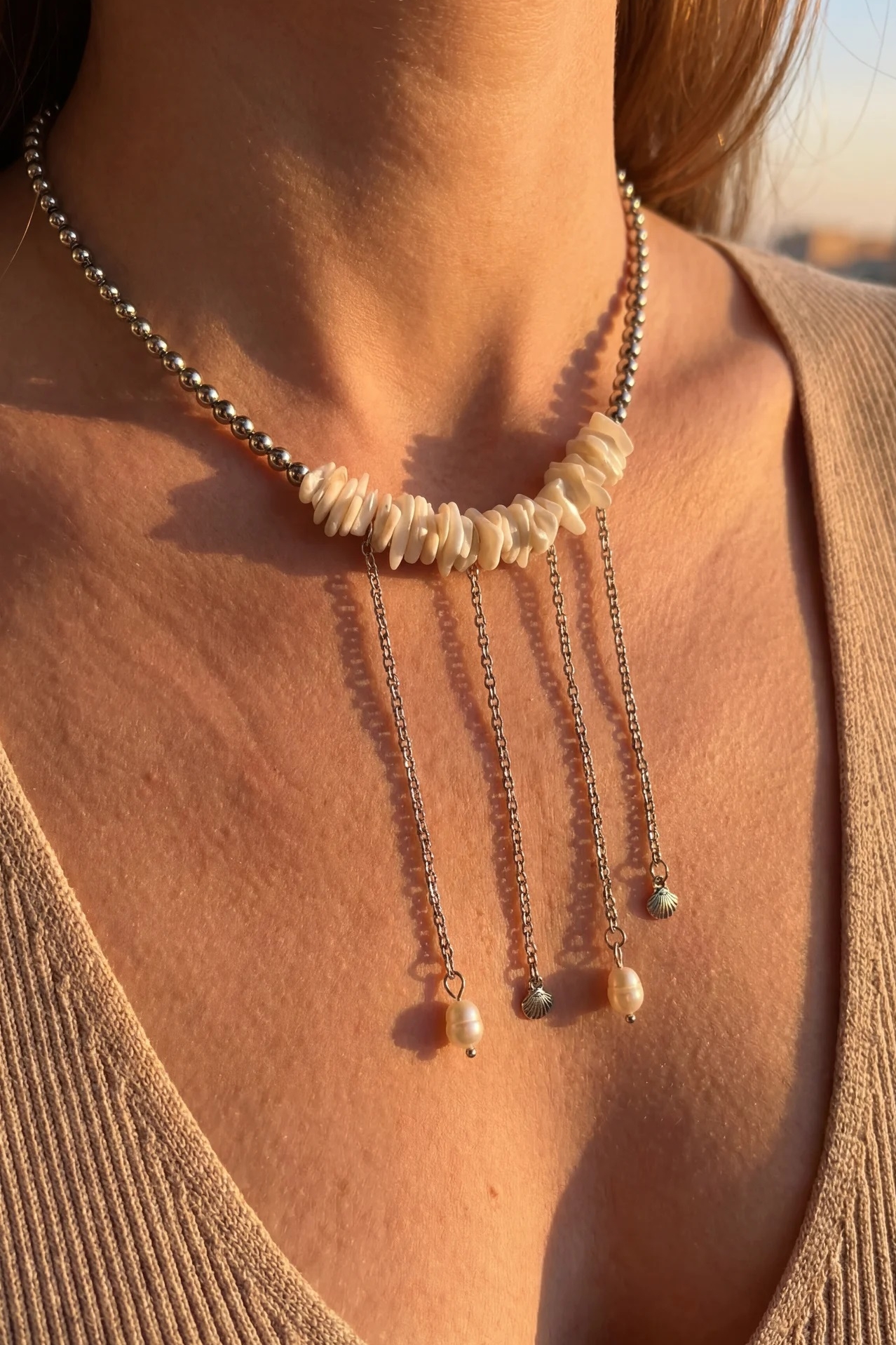 Collana Lume con conchiglia naturale indossata