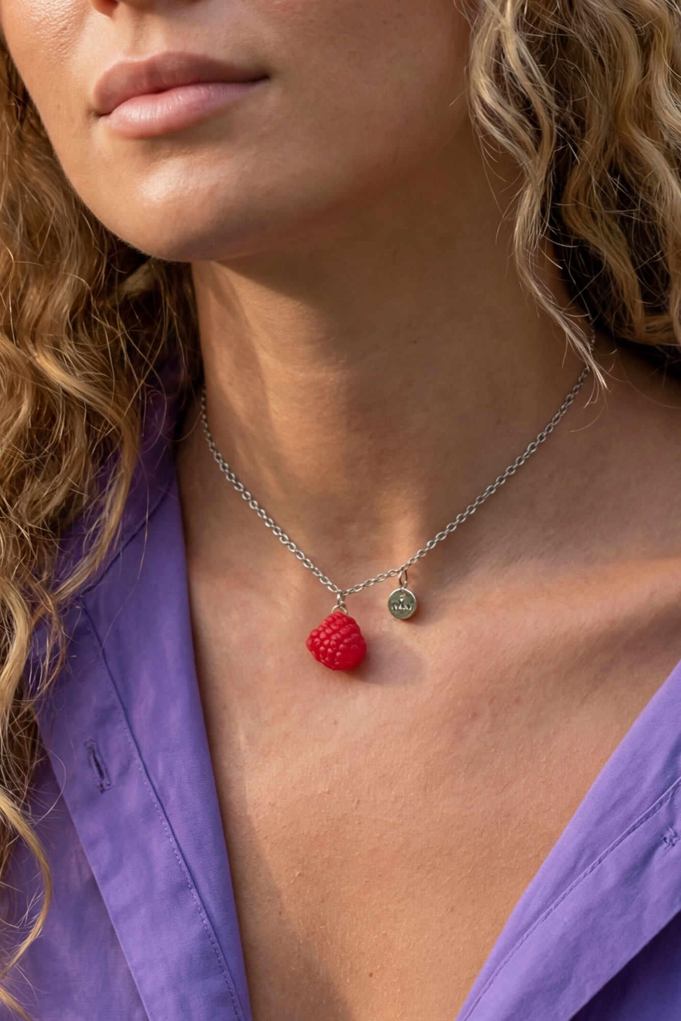 Collana choker IVANÍ con ciondolo a forma di lampone rosso realistico fatto a mano, con catena regolabile