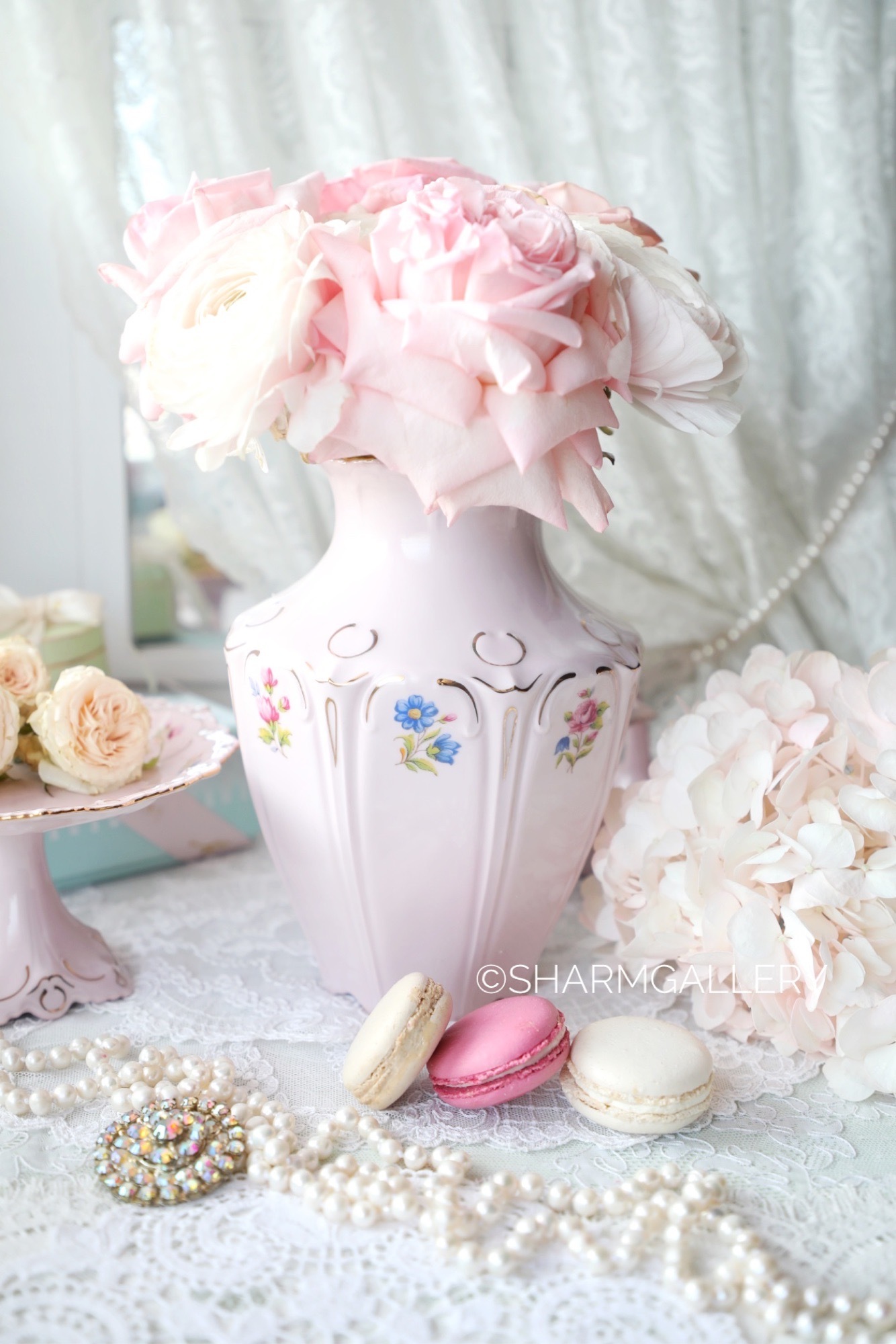 Современные вазы для цветов в интерьере (139 фото)