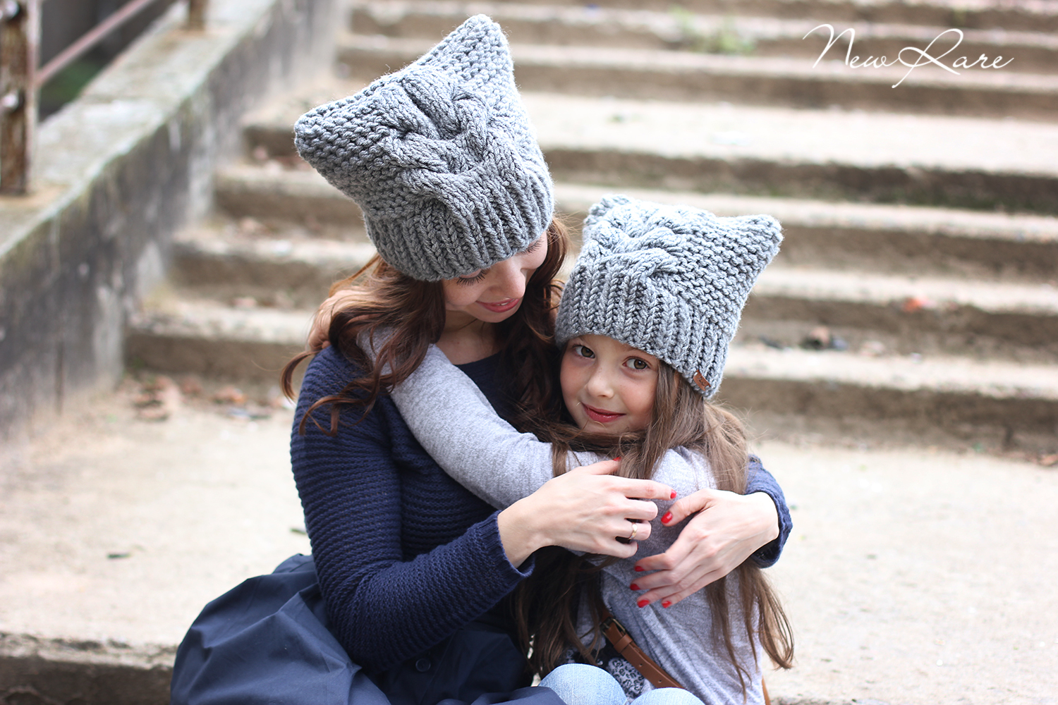 Связанная мама и дочка. Шапки мама и дочка. Вязаные шапки для всей семьи. Семья в вязаных шапках. Вязаные шапки Фэмили лук.