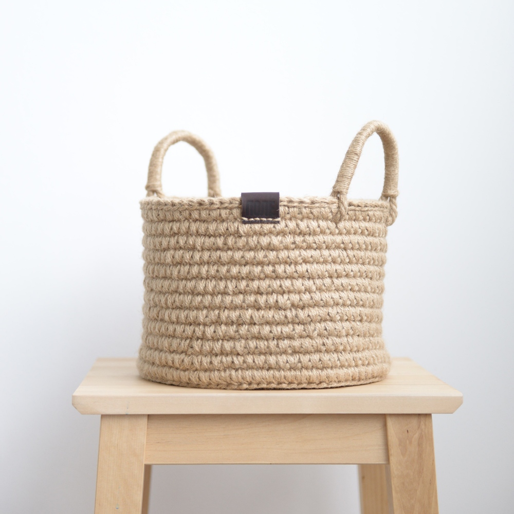 пасхальная корзина из трикотажной пряжи. вязаные корзинки. вязаная корзинка прямоугольная. корзина из трикотажной пряжи с ручками. корзинка крючком с ручками.