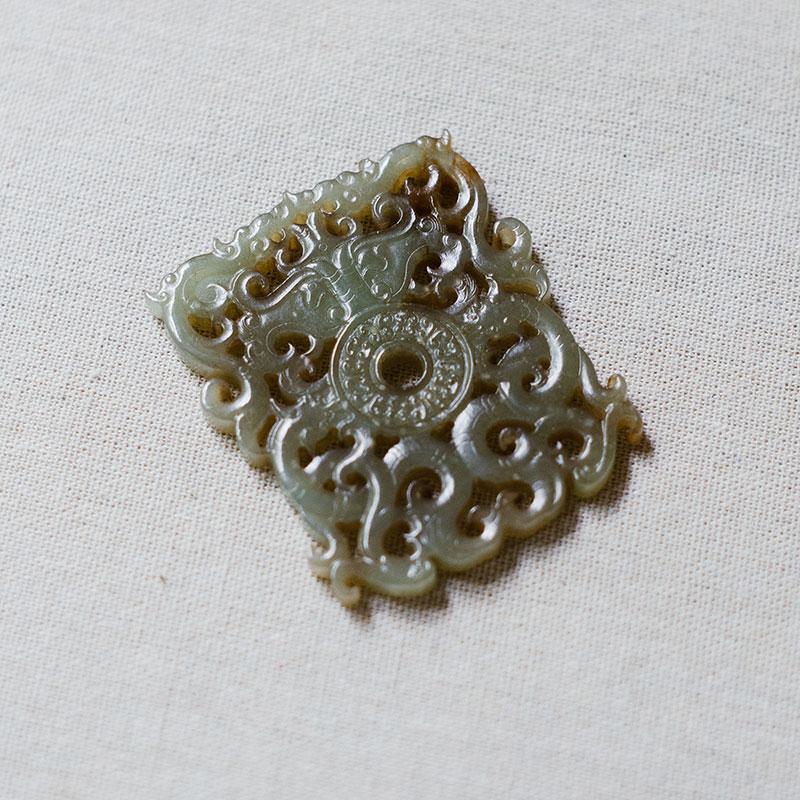 Нефритовий предмет із зображенням драконів