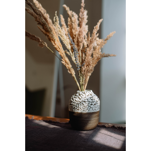 Ваза з чорної шамотної глини