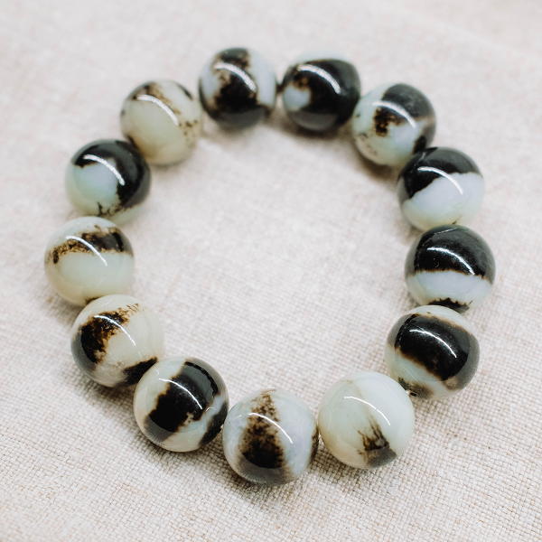 Нефритовий браслет