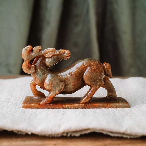 Нефритовий олень з зірками