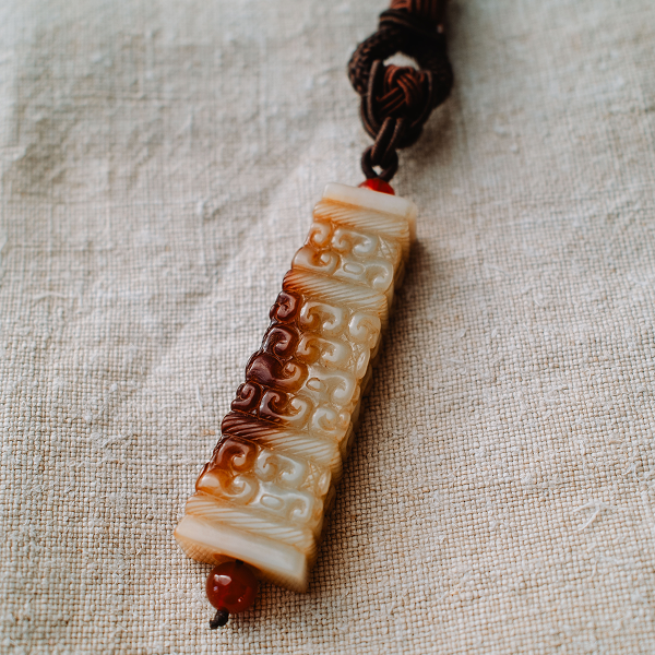 Нефритовий стовп з різьбленням