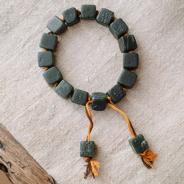 Нефритовий браслет з кубічними намистинами (темно-зелений)