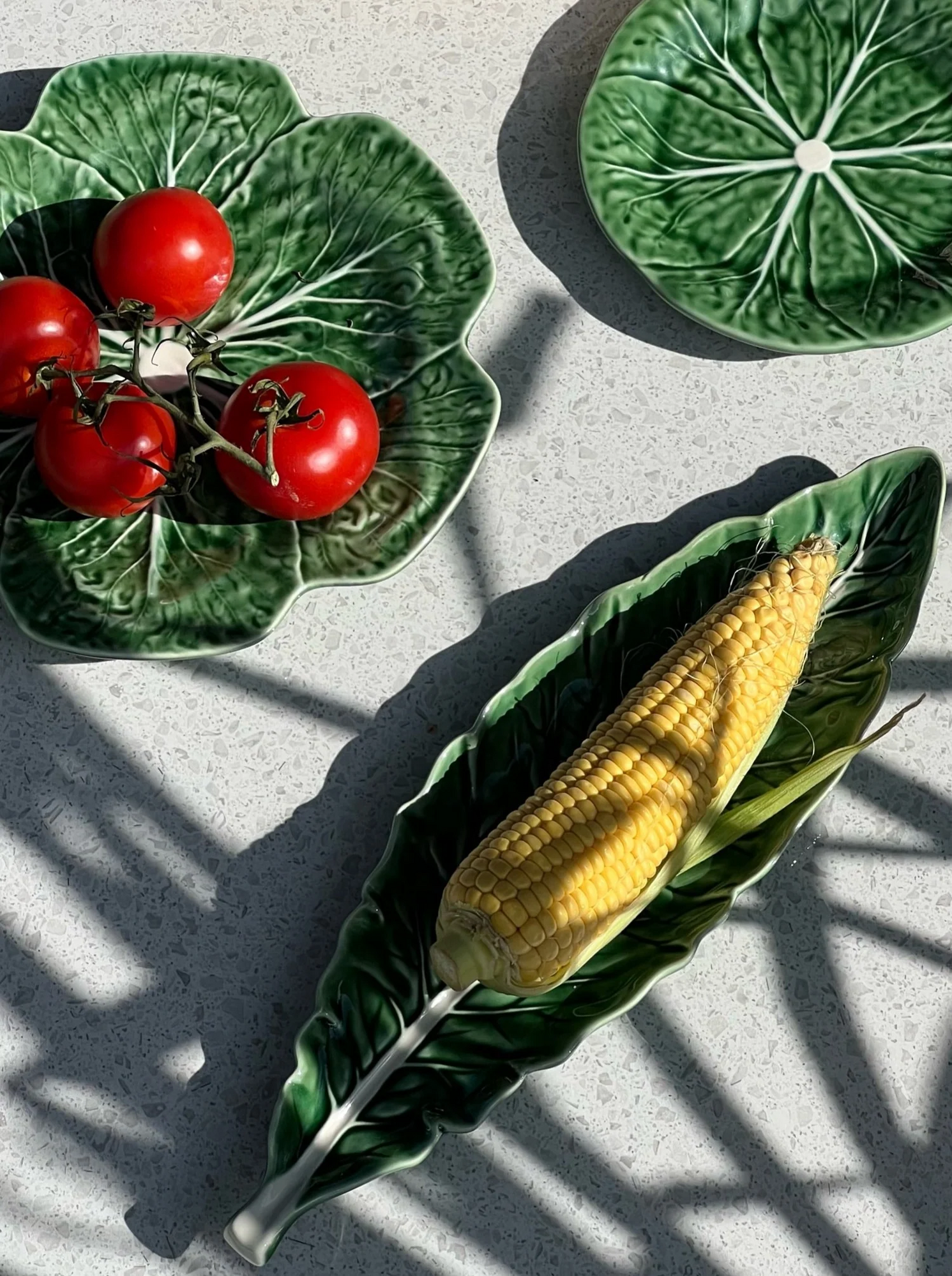 CABBAGE Тарелка в форме узкого листа; Bordallo Pinheiro