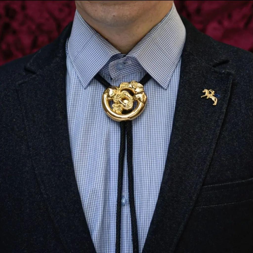 Галстук-тумар "Волк свернувшийся в кольцо"