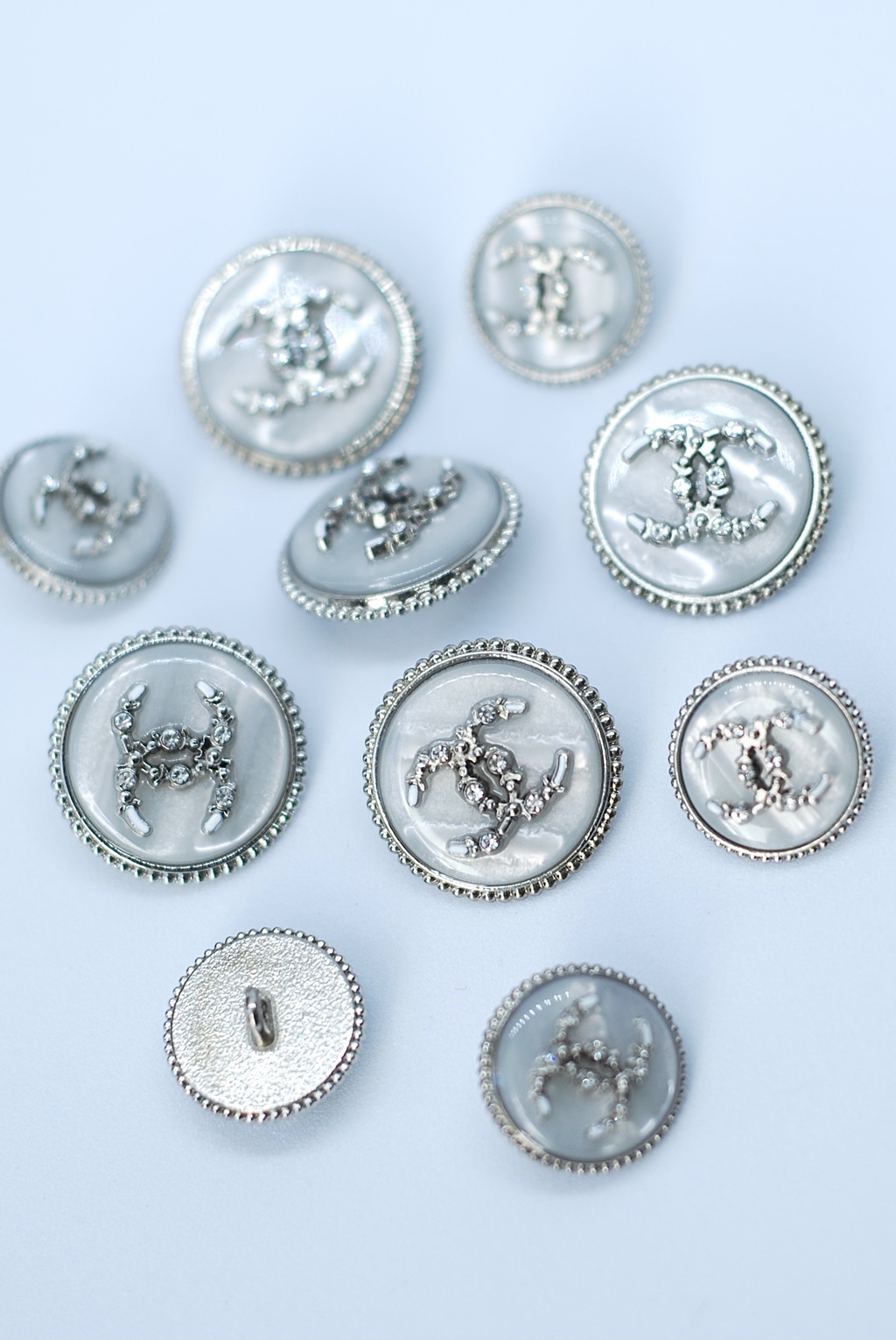 Button 18/23 mm, alloy/plastic/glass, silver backgraund, art. 211