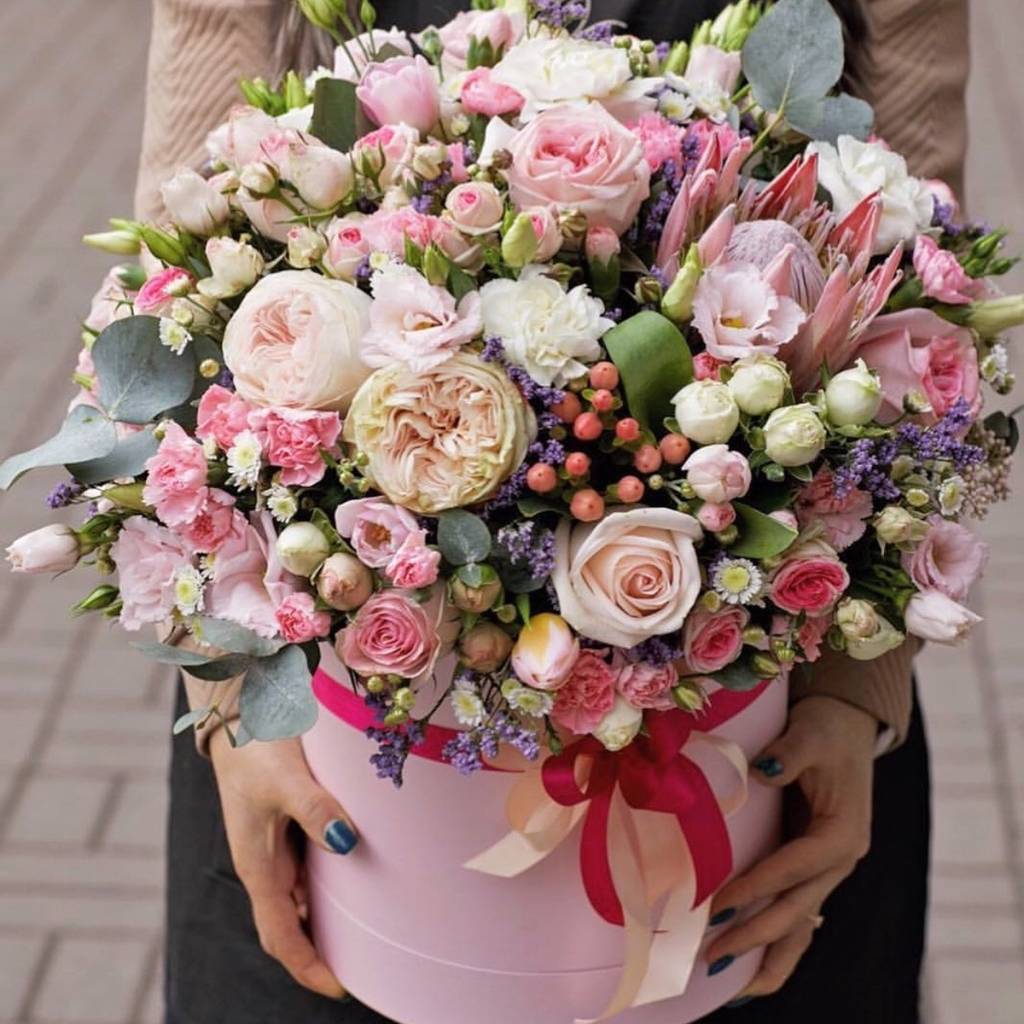 Розовая шляпная коробка с цветами