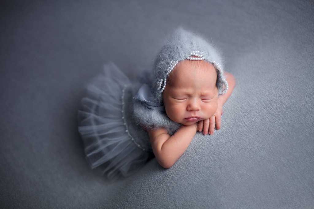 Hat with pearls and ribbon