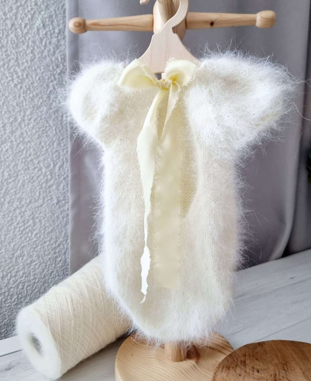 Body  with drop neckline, ruffel sleeves  and with ribbon