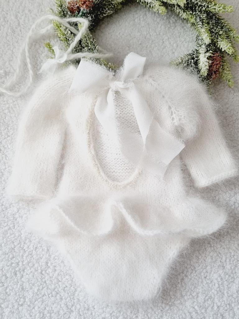 Body with  skirt,long sleeves, perlen and band