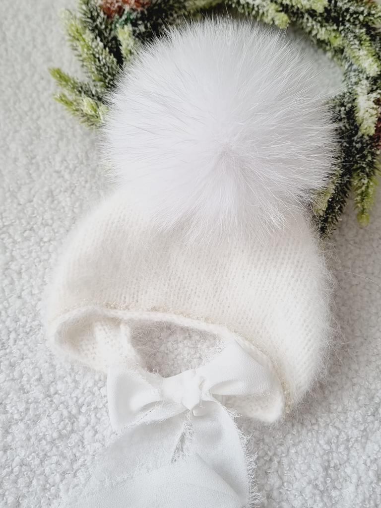 Hat with perlen, ribbon and pompon