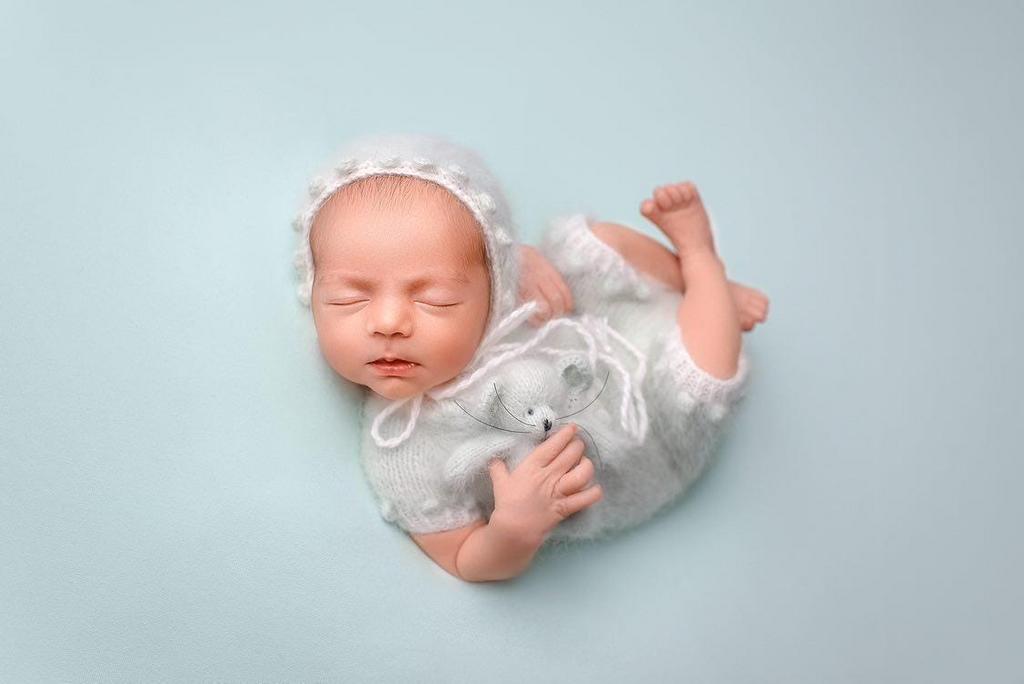 Hat with cord and pimples