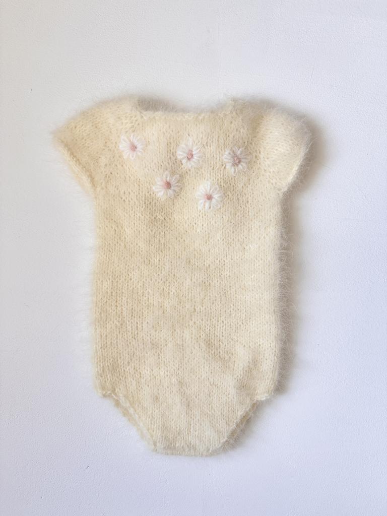 Body with drop neckline,embroidery and ribbon
