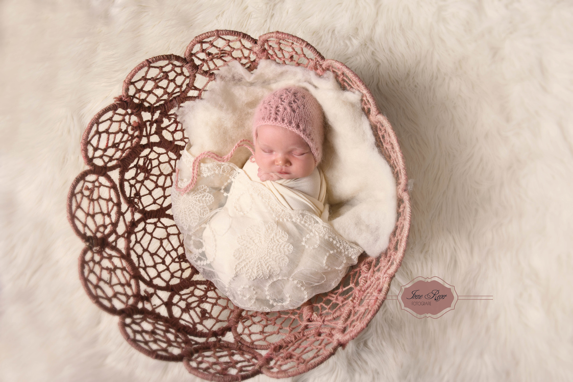 Hat with cord with pattern