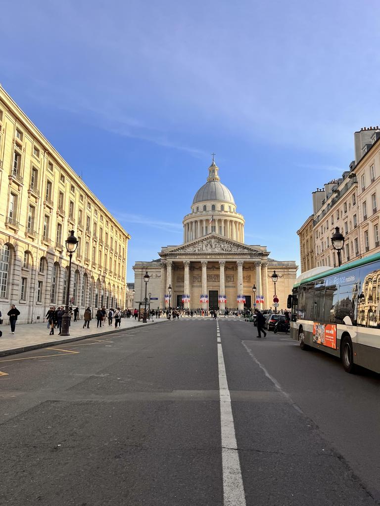 ПОД ТЕНЬЮ ПАНТЕОНА