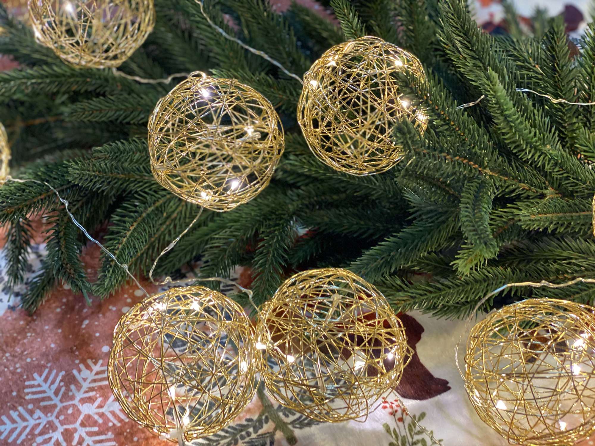 Гирлянда з металевих куль