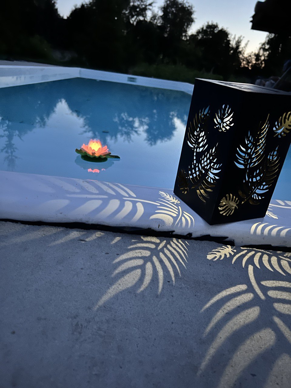 Садовий світильник "Монстера"