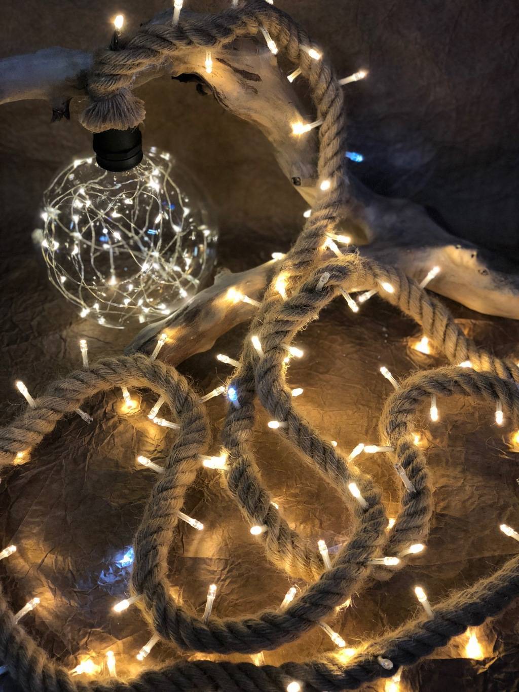 Гирлянда на тросі з лампою