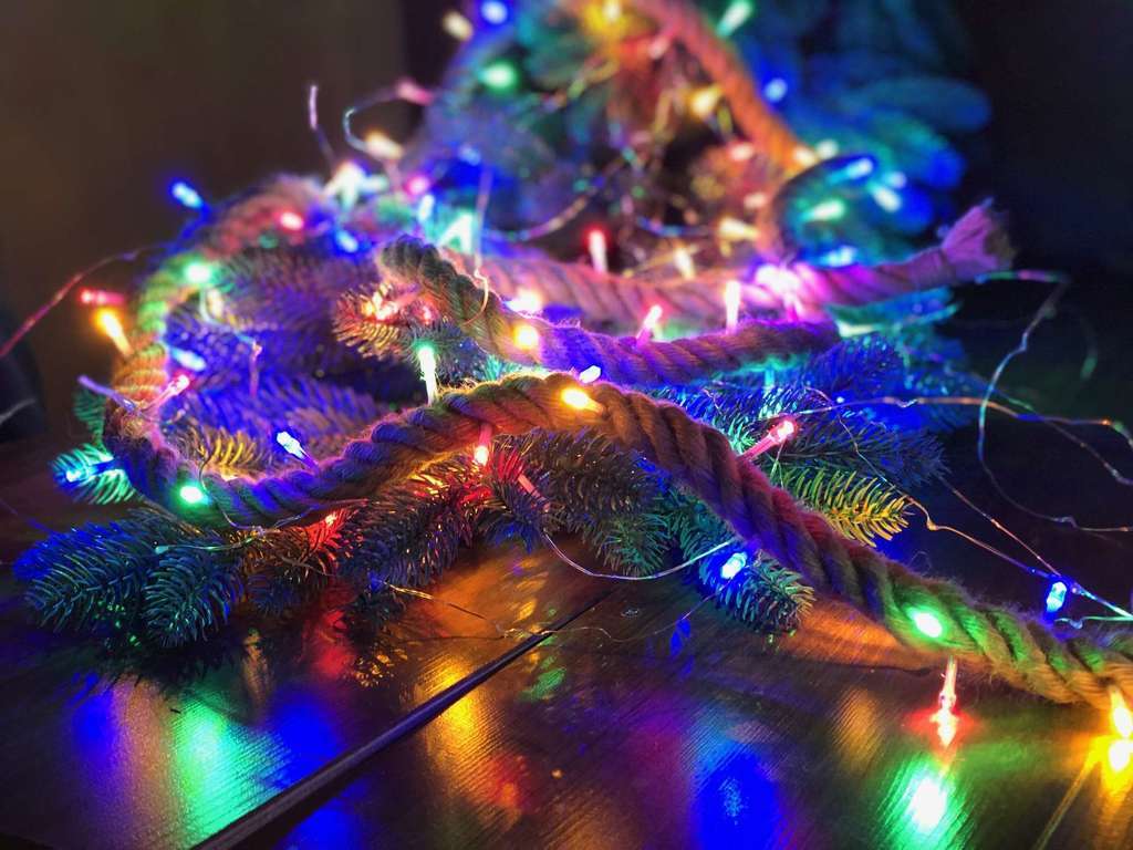 Гирлянда на тросі