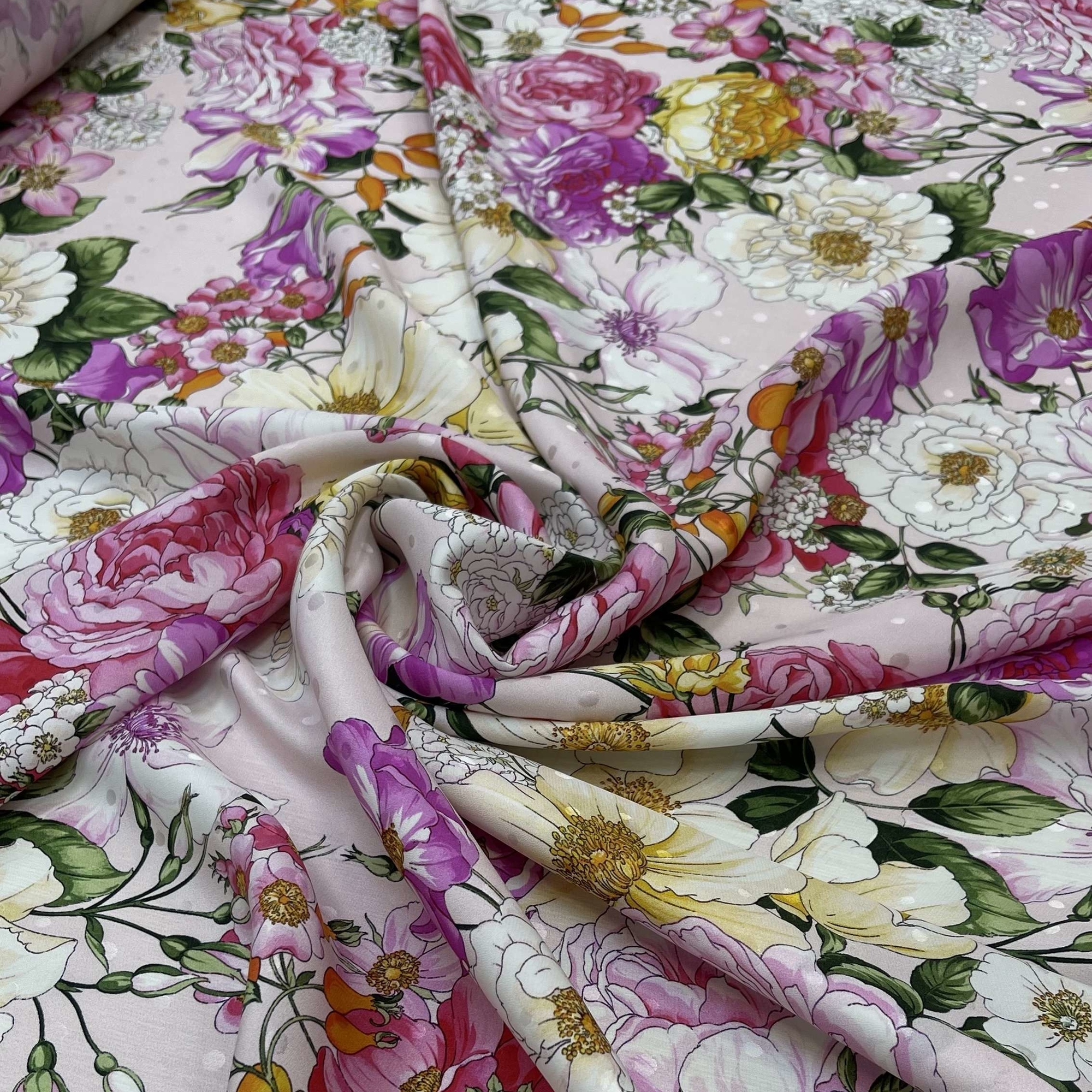Шелк атласный с жаккардовым плетением Ungar0 фон пудровый с цветочным принтом