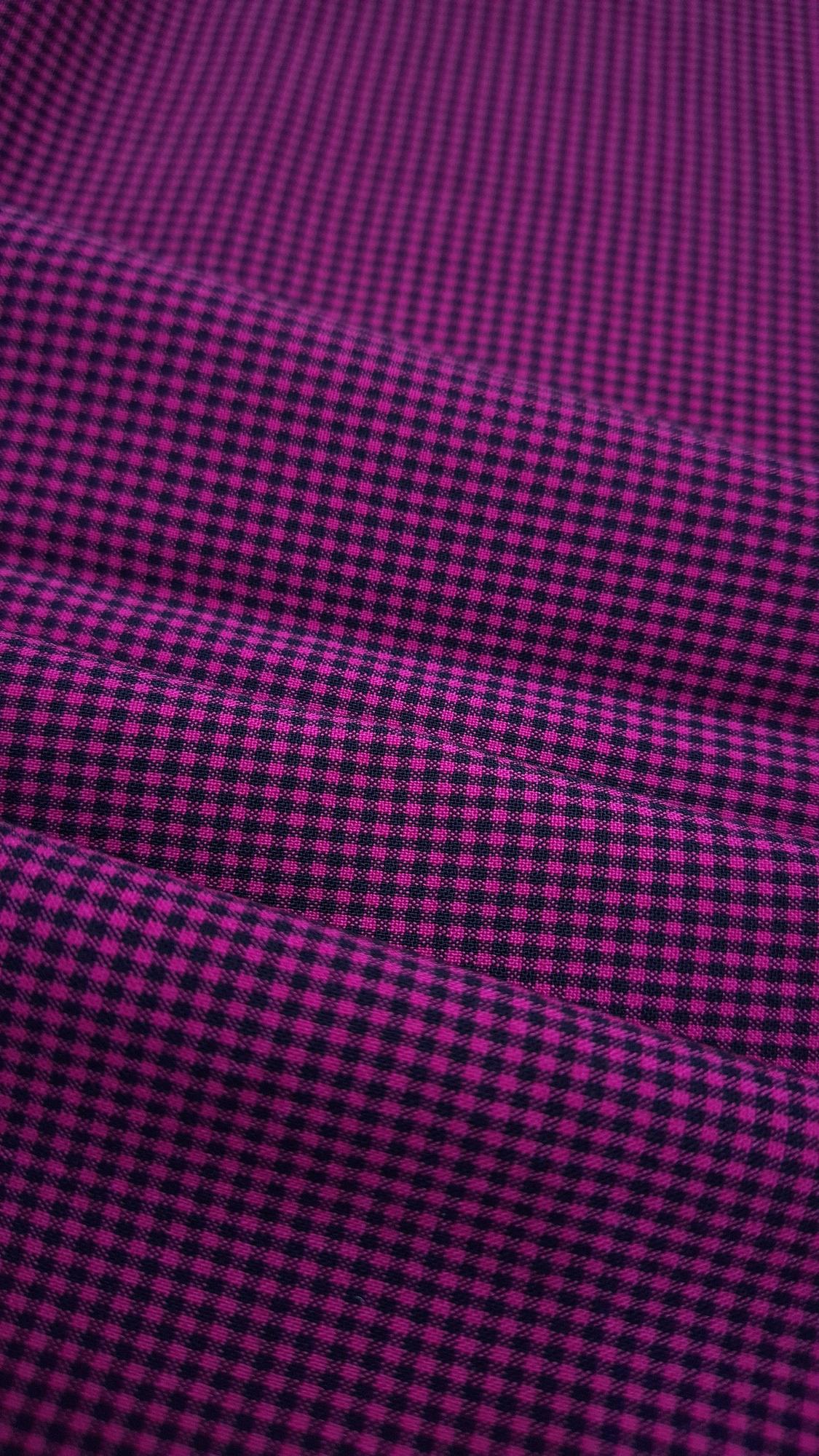 Костюмная шерсть с шелком насыщенная фуксия в чёрную мелкую клеточку