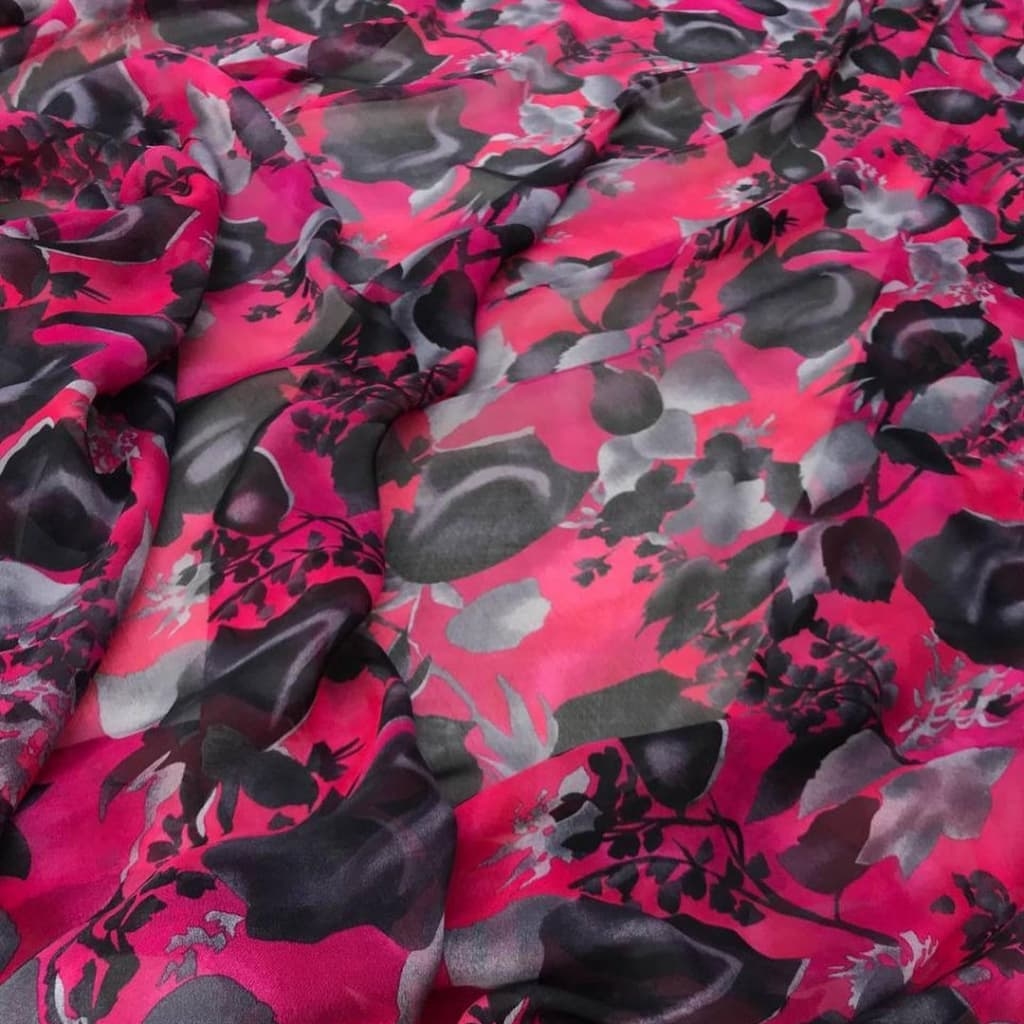 Шелковый шифон фон фуксия с пепельно-серым цветочным принтом