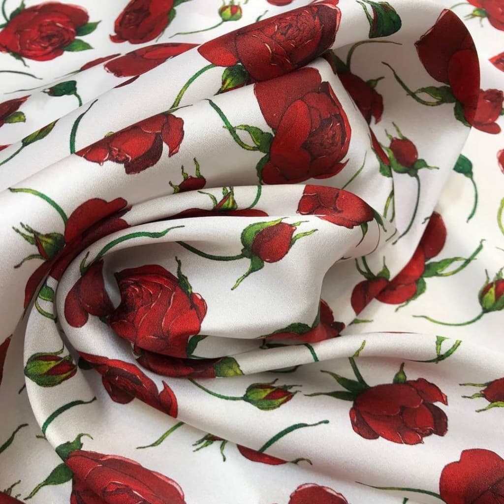 Шелк атласный с эластаном фон белый, принт красные розочки