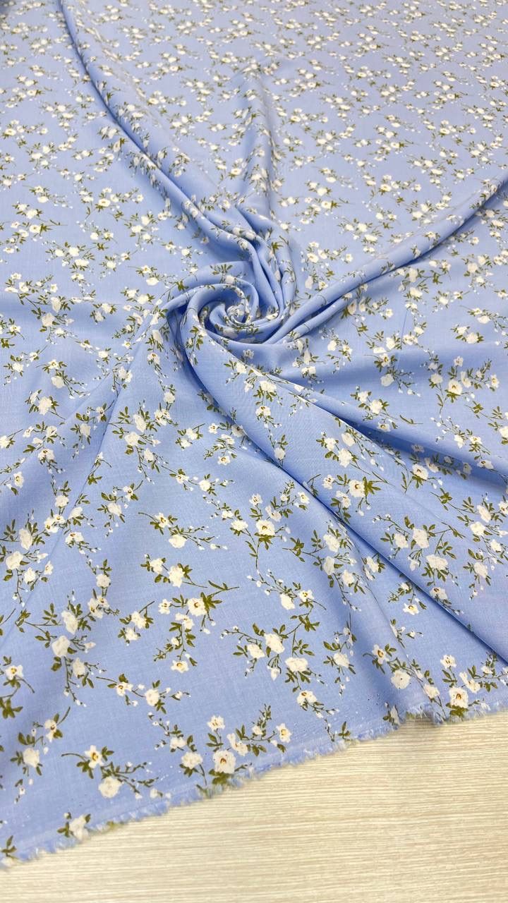 Плательная вискоза небесно-голубого цвета с принтом из белых цветов