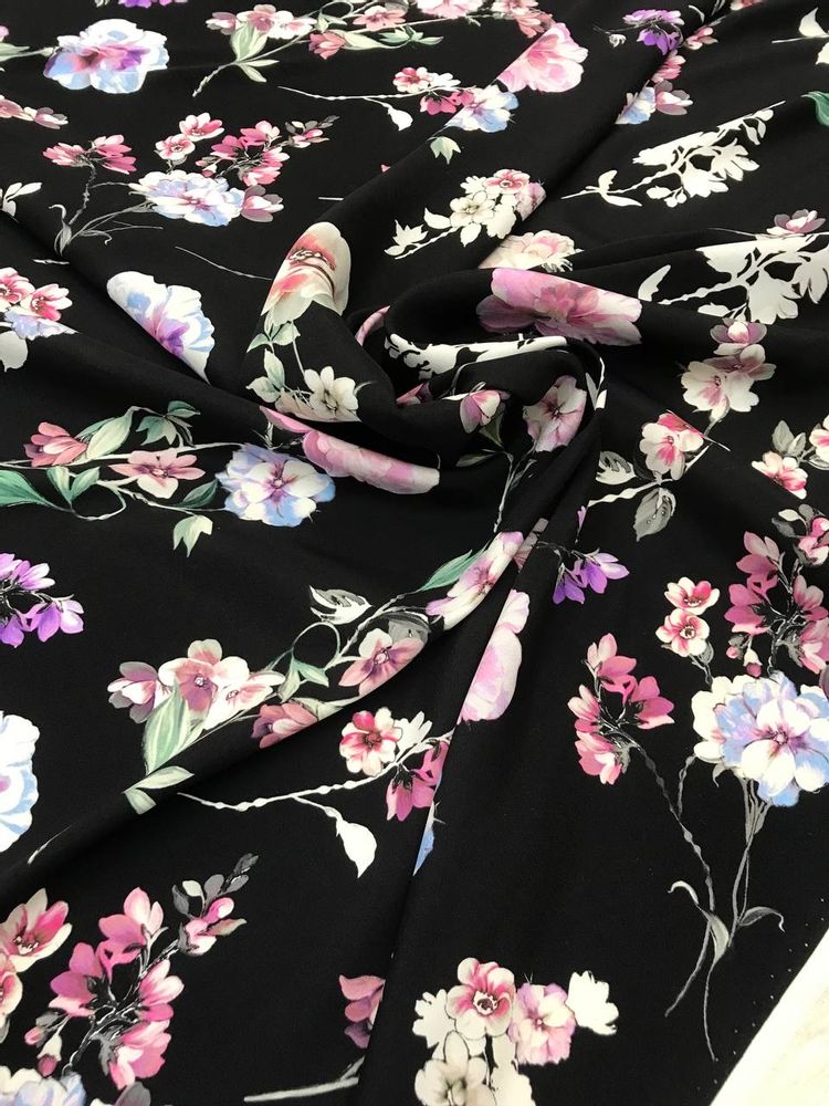 3,35м Шелк атласный с эластаном фон черный с цветочным принтом