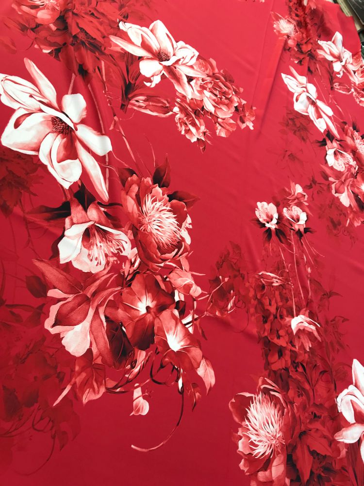 2,6м Шелк атласный с эластаном фон классический красный с цветочным принтом