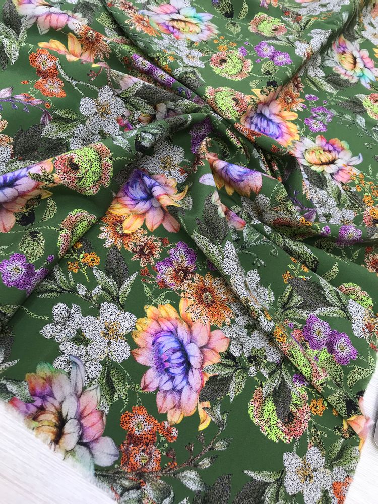 1,37м Шелк атласный с эластаном E.T.R.O фон зеленый с цветочным принтом