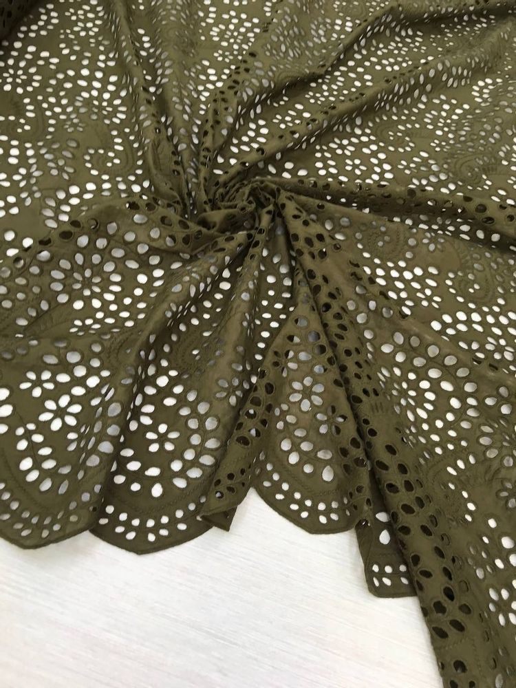 Эксклюзивное итальянское шитье на тонком батисте темно-зеленого цвета