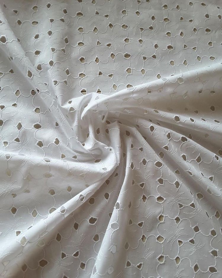 Эксклюзивное итальянское шитье на батисте Albert@ Ferretti белого цвета