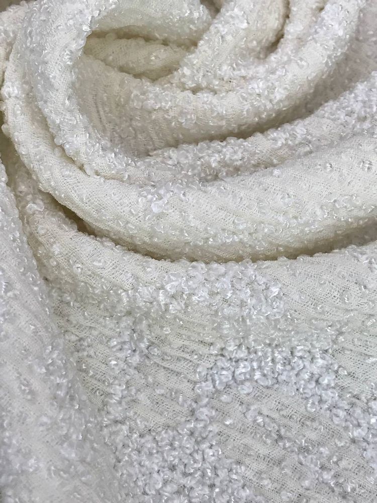 Вискозный твид оригинал молочный с вкраплением белой нитей букле