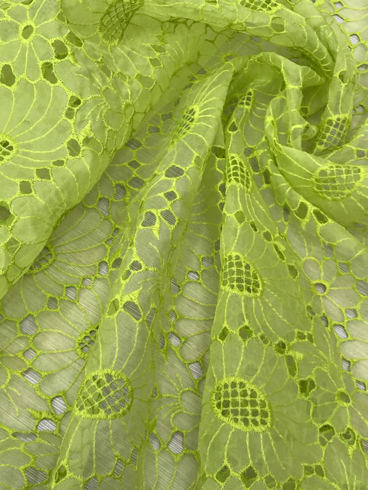 Шитье на шелковой органзе салатового цвета