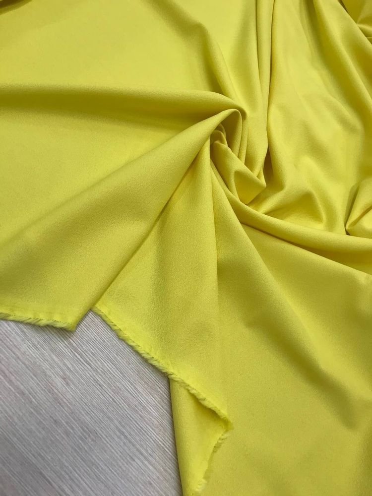 Костюмно-плательное вискозное кади лимонного цвета