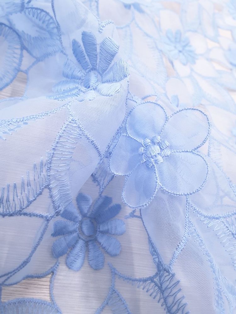 Вышивка 3D на органзе пастельно-голубой