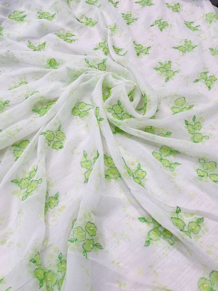 Шёлковый крэш шифон с вышивкой фон белый, вышивка салатовые цветочки